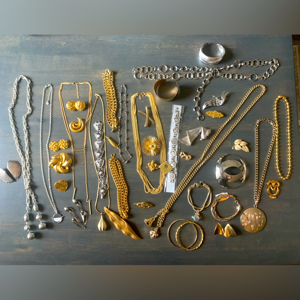 Lot of Vintage and Modern Signed and Unsigned Jewelry Mix Metals Brooches